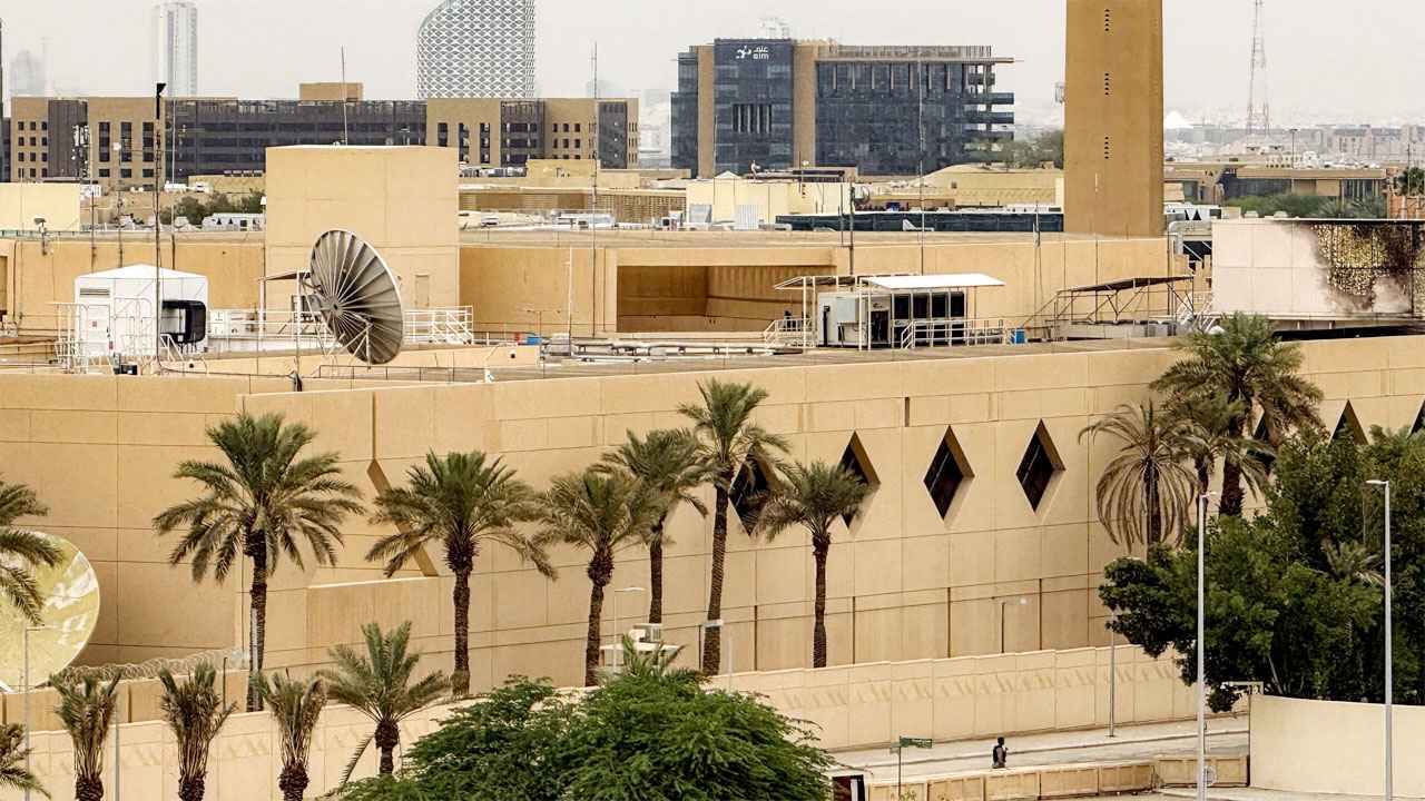 সৌদিতে মার্কিন দূতাবাস কর্মীদের দেশে ফেরার নির্দেশ 