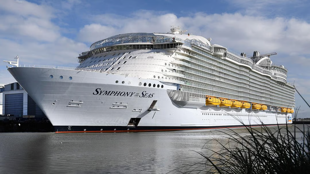 লোহার টুকরা পানিতে ডুবে গেলেও লোহার তৈরি জাহাজ ভাসে কেন?