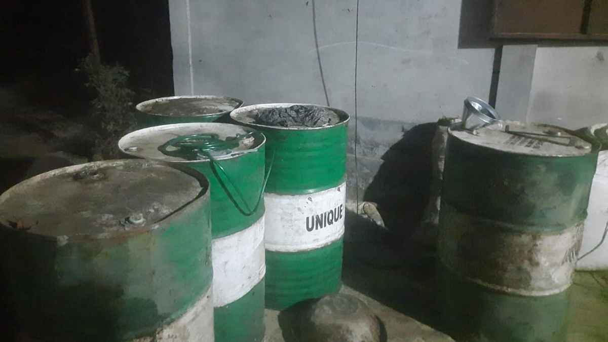 সিলেটে অবৈধভাবে মজুদ ৮০০ লিটার ডিজেল জব্দ, আটক ৩