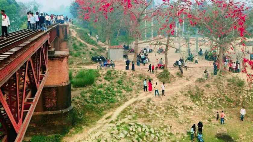 সিরাজগঞ্জে সেলফি তুলতে গিয়ে ট্রেনের ধাক্কায় প্রাণ গেল ২ যুবকের