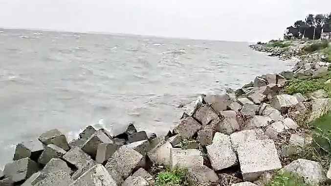 ঝড়ে পদ্মায় ডুবল সিমেন্টবোঝাই ৩ ট্রলার