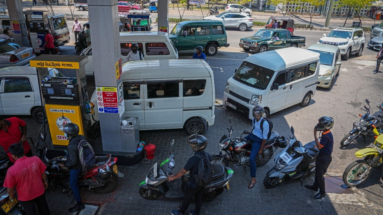 জ্বালানি সংকট: তেলের দাম ২৫ শতাংশ বাড়াল শ্রীলঙ্কা