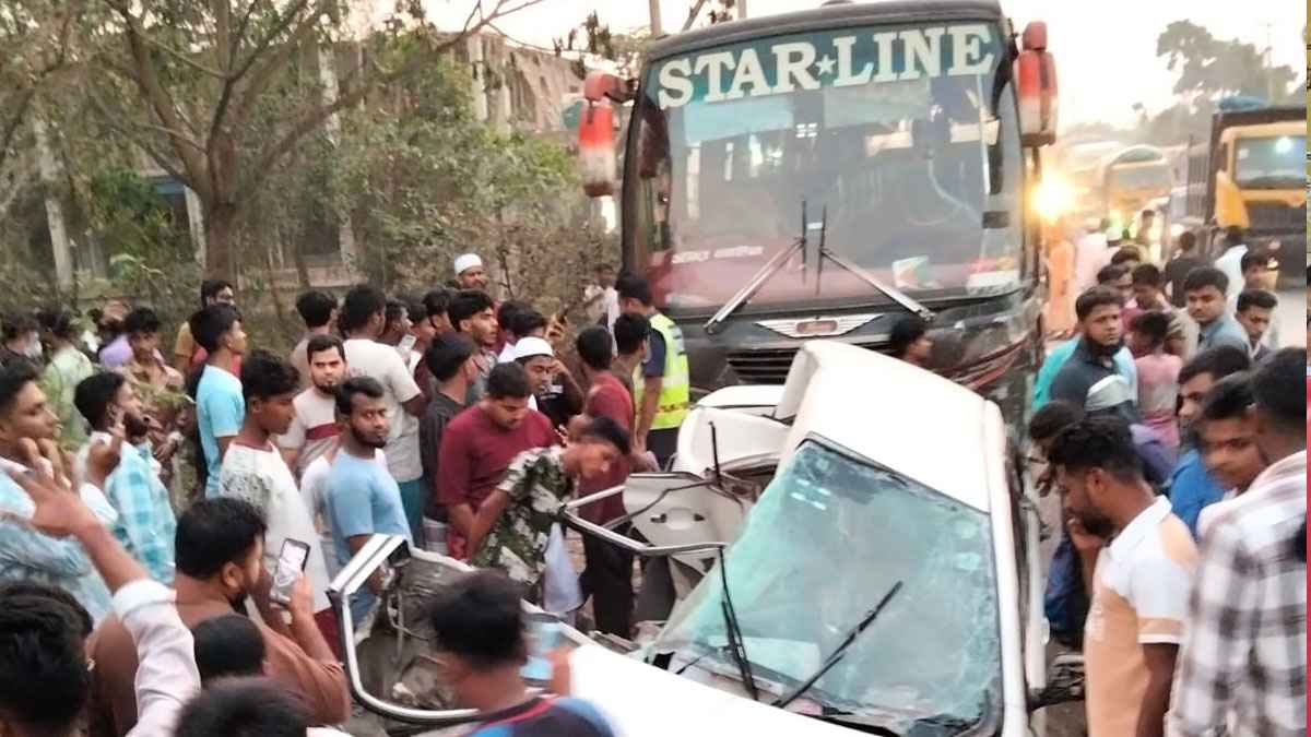 কুমিল্লায় যাত্রীবাহী বাসের ধাক্কায় একই পরিবারের ৩ জনসহ নিহত ৪