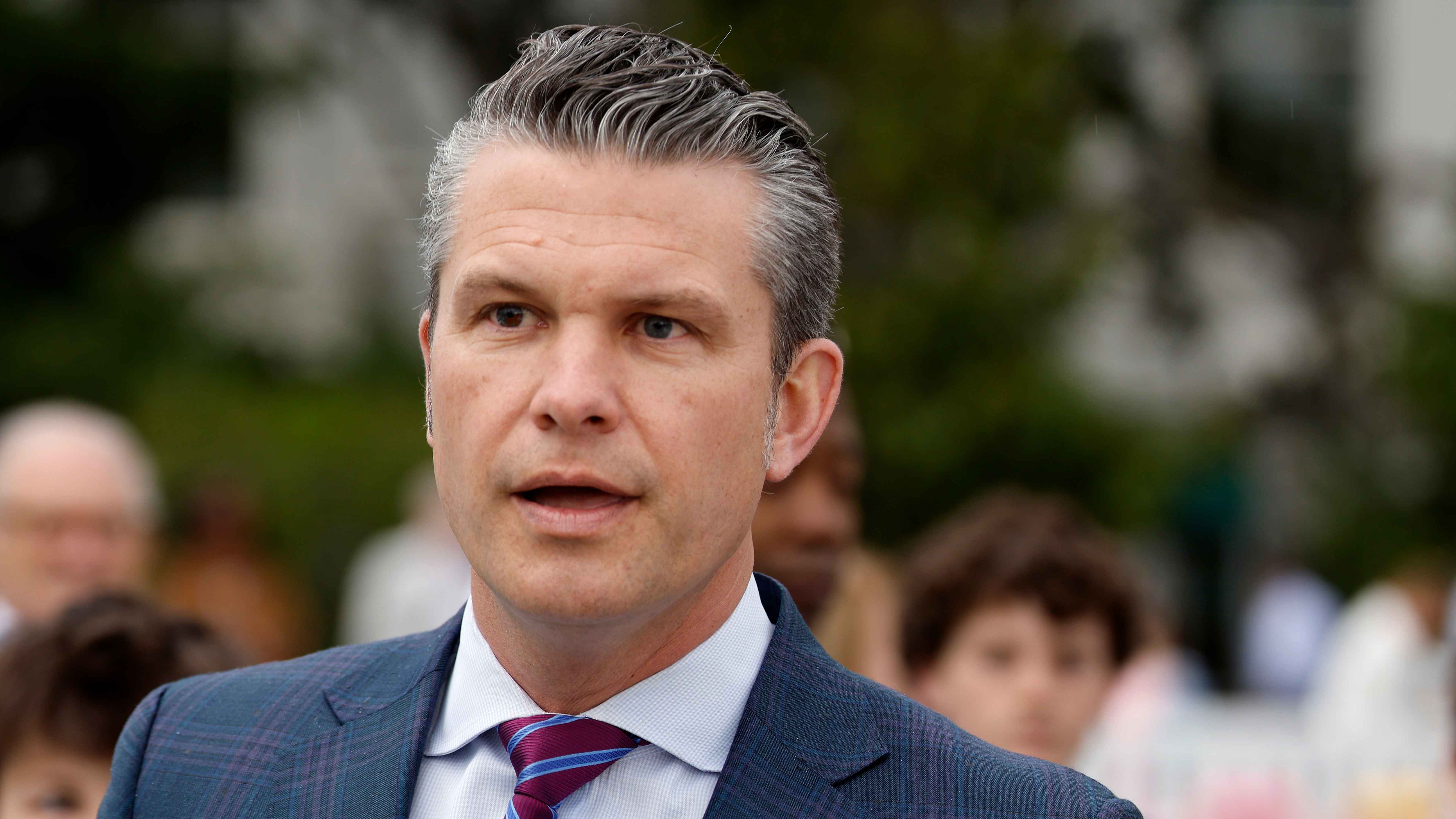 যুদ্ধের দায়ভার প্রতিরক্ষামন্ত্রীর ওপর চাপালেন ট্রাম্প