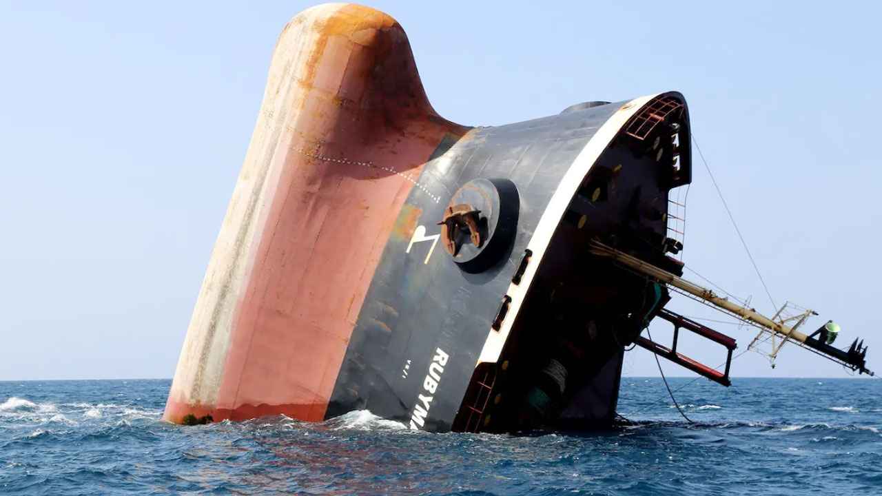 কুয়েত উপকূলে ড্রোন হামলায় ডুবল তেলবাহী ট্যাংকার