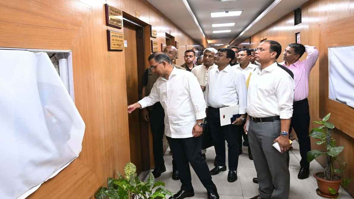 সচিবালয়ে ঢুকেই দফতরে দফতরে আকস্মিক পরিদর্শন প্রধানমন্ত্রীর