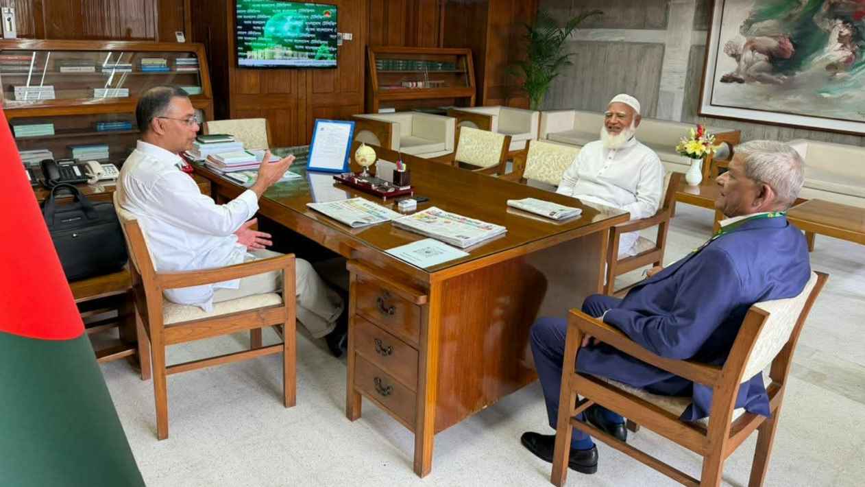 বিরোধীদলীয় নেতাকে প্রধানমন্ত্রীর অন্যরকম সম্মান