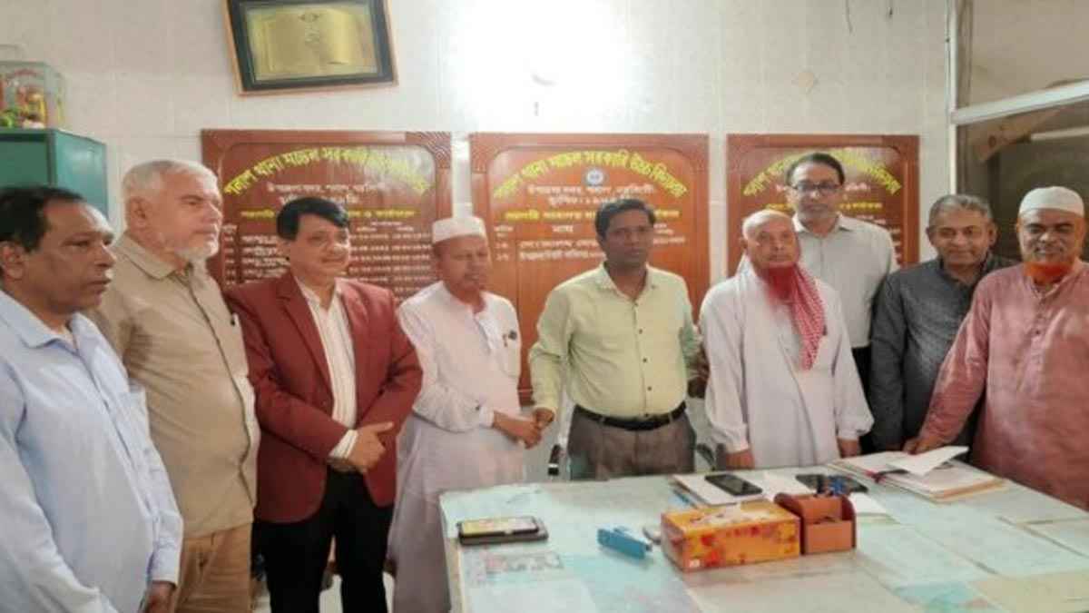 নরসিংদীতে ১৮ মাস পর স্বপদে ফিরলেন প্রধান শিক্ষক বরুণ চন্দ্র দাস