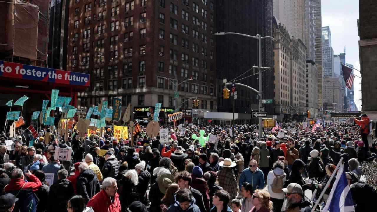 ট্রাম্পের বিরুদ্ধে যুক্তরাষ্ট্রজুড়ে চলছে ‘নো কিংস’ বিক্ষোভ