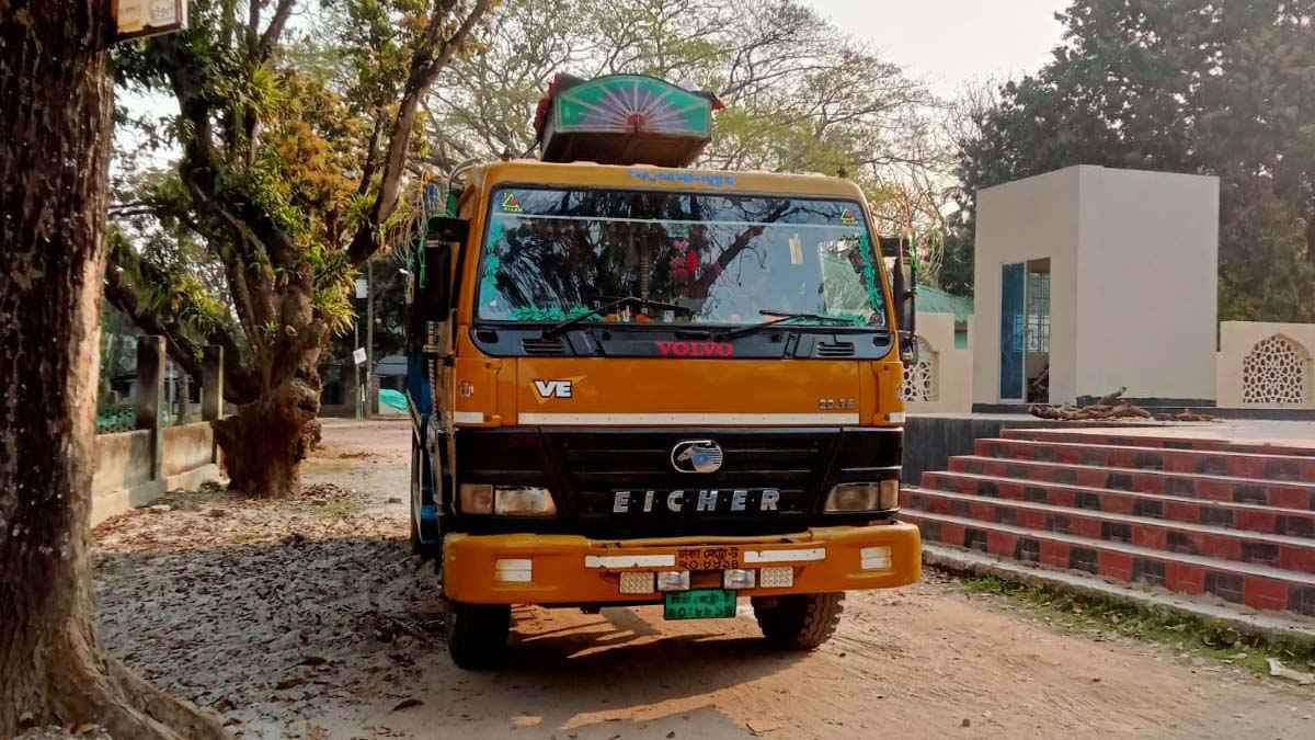 মোবাইল কোর্টের মাছ নিধনের বদলে বিক্রি