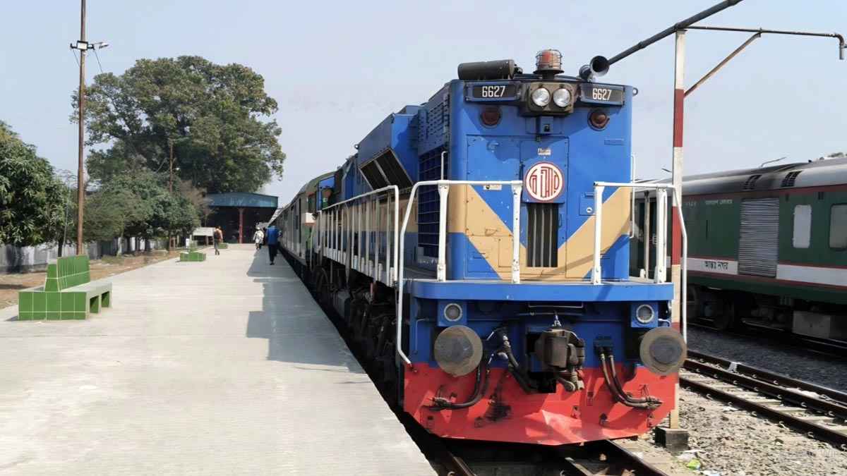 সান্তাহারের দুর্ঘটনায় সিডিউল বিপর্যয়, পঞ্চগড়ে ৩টি ট্রেনের যাত্রা বাতিল