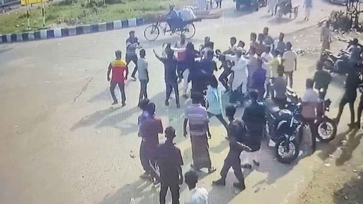 শিবচরে ভাড়াকে কেন্দ্র করে সংঘর্ষ: শ্রমিক গুলিবিদ্ধ, মহাসড়কে আতঙ্ক