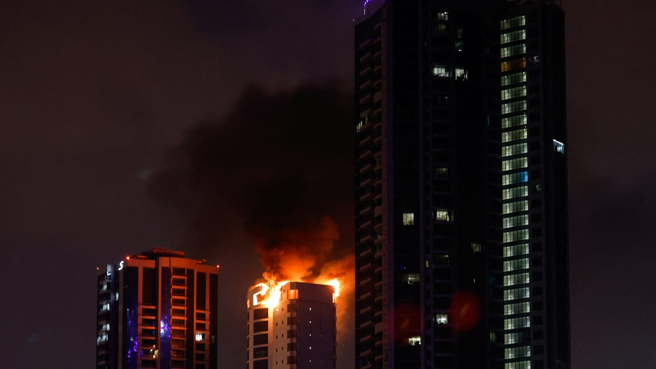 ইরানের ড্রোন হামলায় আমিরাতের ভবনে আগুন