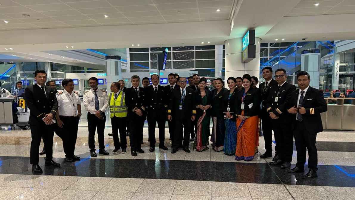 দুবাইয়ে আটকাপড়া বিমানের ২৭ ক্রুকে দেশে আনল ইউএস বাংলা