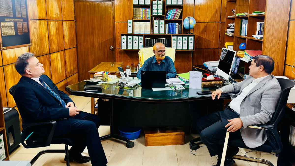 প্রধান প্রশাসনিক কর্মকর্তার কার্যালয় পরিদর্শনে প্রতিরক্ষা উপদেষ্টা