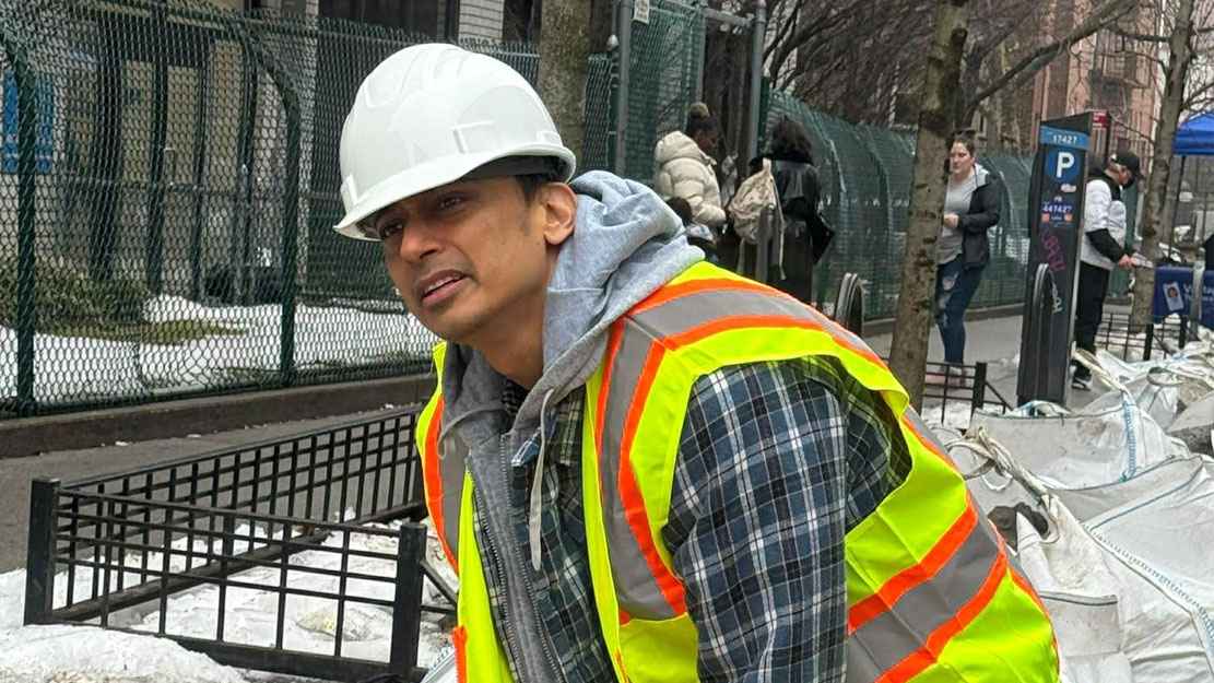 নিউইয়র্কে শ্রমিকের কাজ করছেন জায়েদ খান!
