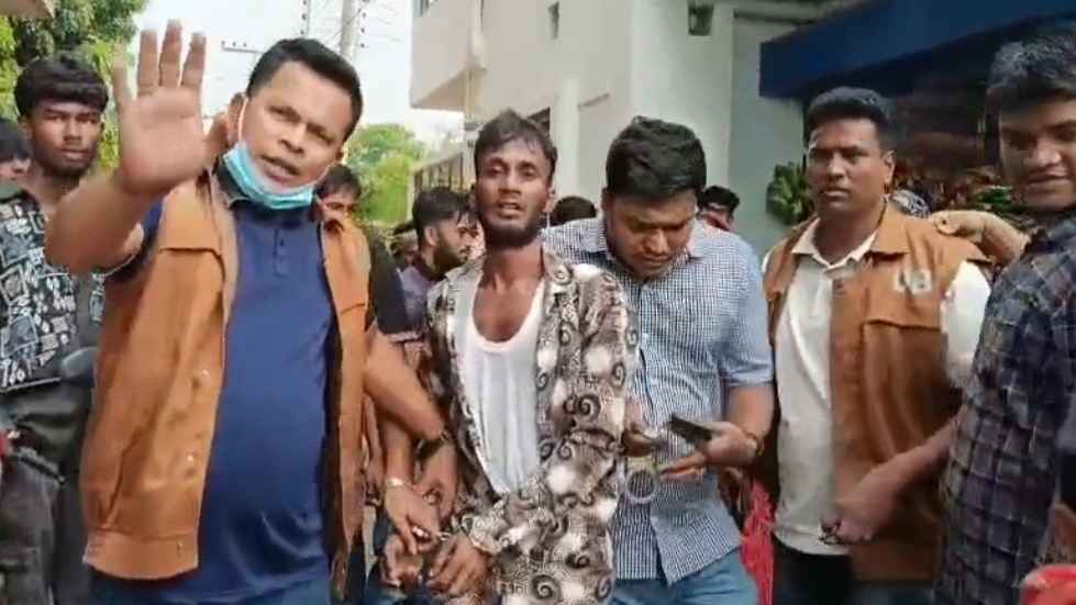 আদালত চত্বর থেকে পালাল এক আসামি, অন্যজন জনতার হাতে আটক