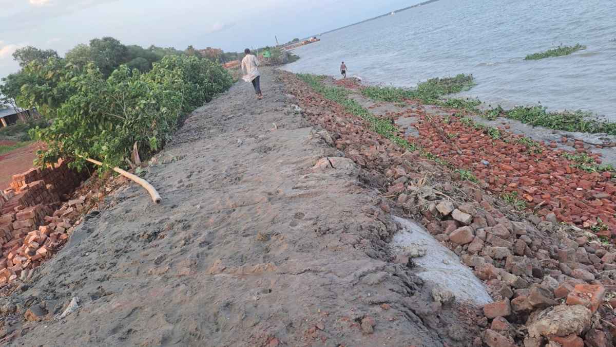 পিরোজপুরে স্বেচ্ছাশ্রমে পুনর্নির্মাণ হলো বেড়িবাঁধ