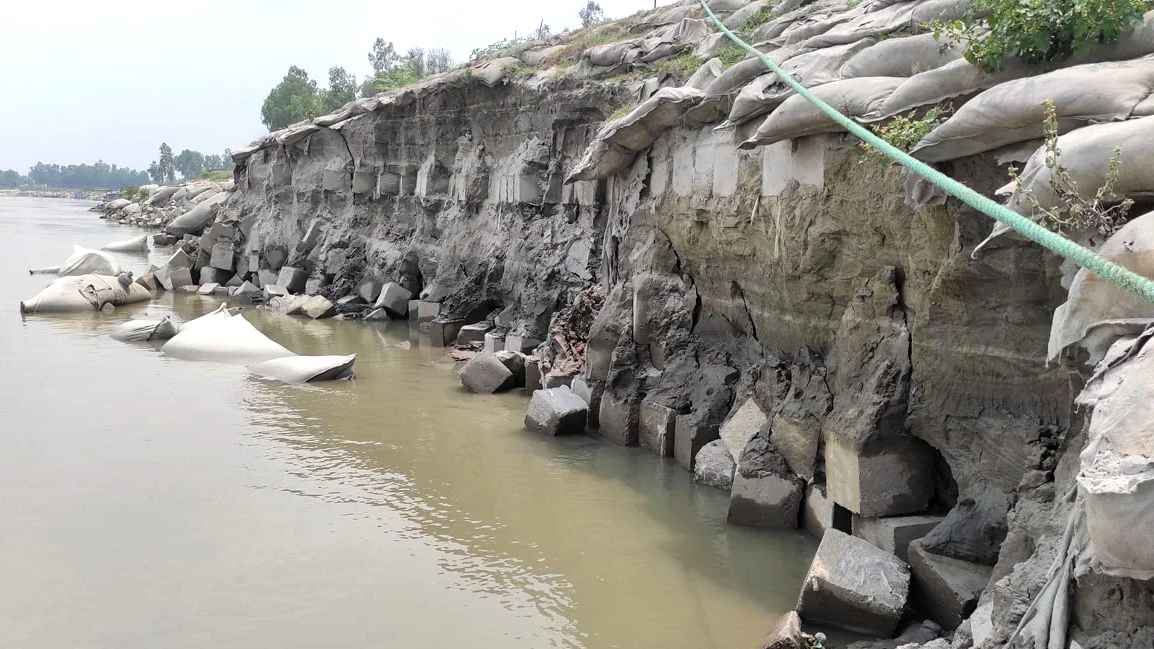 অবৈধভাবে বালু উত্তোলন, যমুনার তীর সংরক্ষণ এলাকায় ধস, আতঙ্কে মানুষ