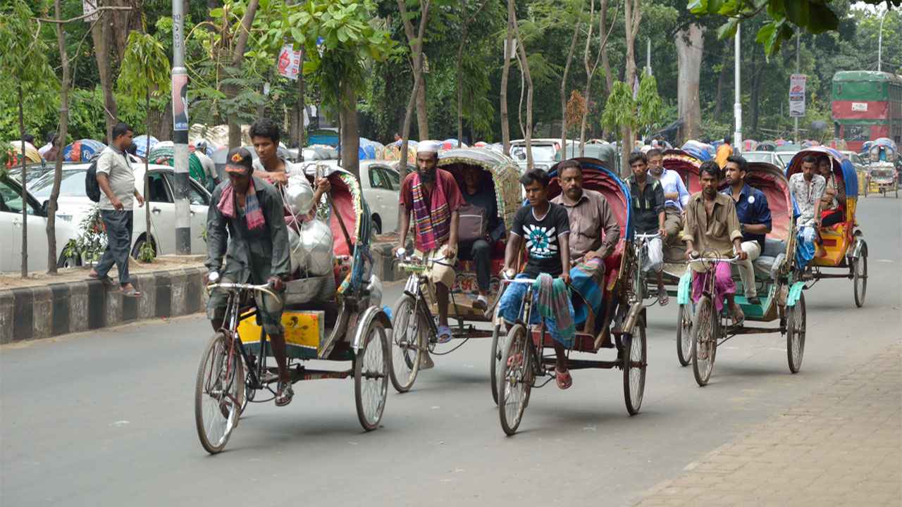 বসত গ্রামে, শ্রম শহরে: এক জীবনের দ্বৈত সংগ্রাম