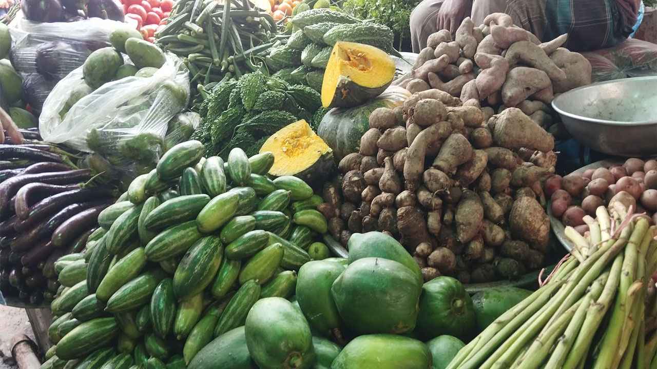 সবজির বাজারে আগুন, পেঁপে-শসার সেঞ্চুরি