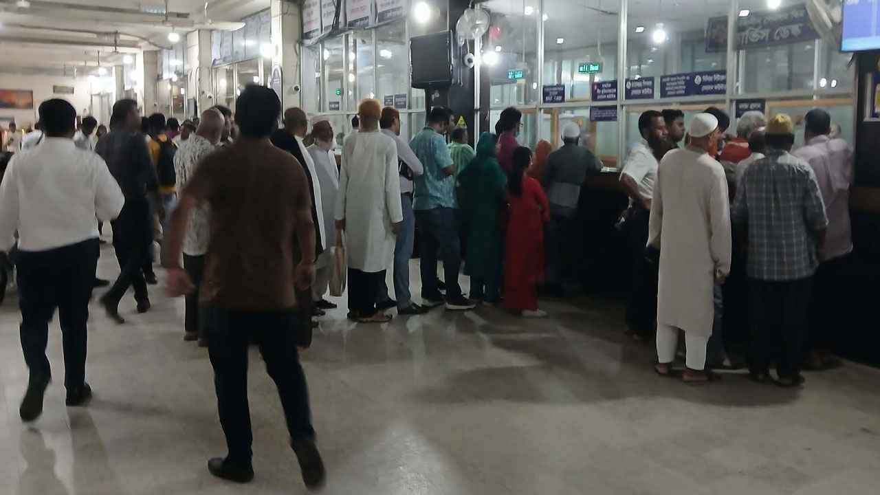শেষ কর্মদিবসে ব্যাংকে নগদ টাকা তোলার হিড়িক
