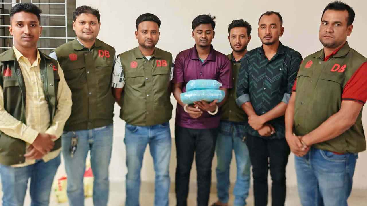বরগুনায় ডিবির অভিযানে দেড় কেজি গাঁজাসহ যুবক গ্রেফতার