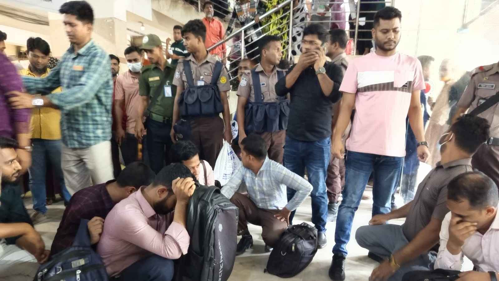যৌথ অভিযানে ঢাকা মেডিকেলে নারীসহ ৬০ দালাল আটক