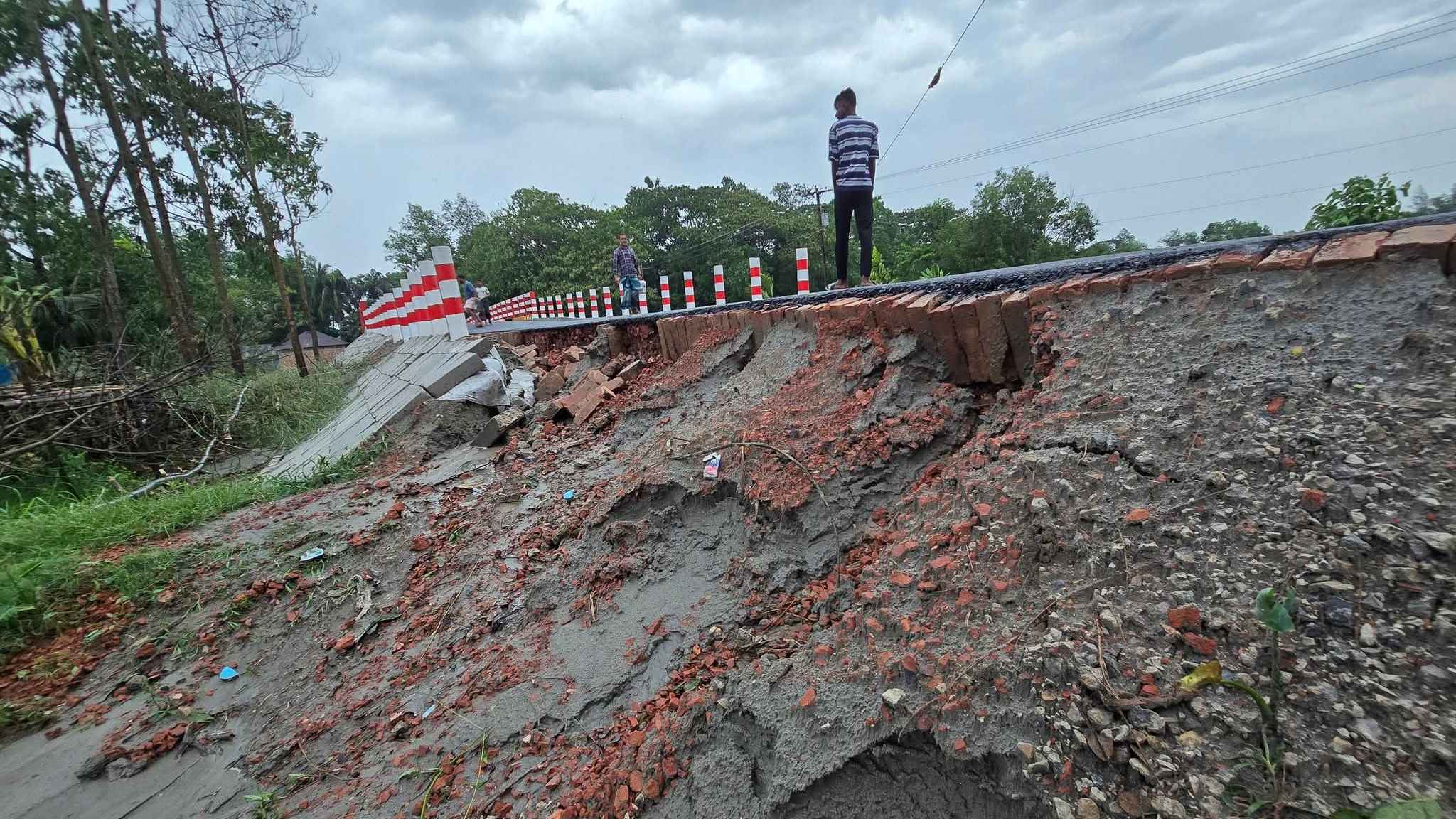 উদ্বোধনের আগেই ভেঙে পড়ছে প্রায় ৩ কোটি টাকার সংযোগ সেতুর সড়ক