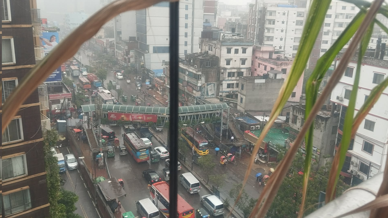 ঝুম বৃষ্টিতে ভিজল রাজধানীবাসী, গরমে স্বস্তি—তবে আছে ভোগান্তিও  