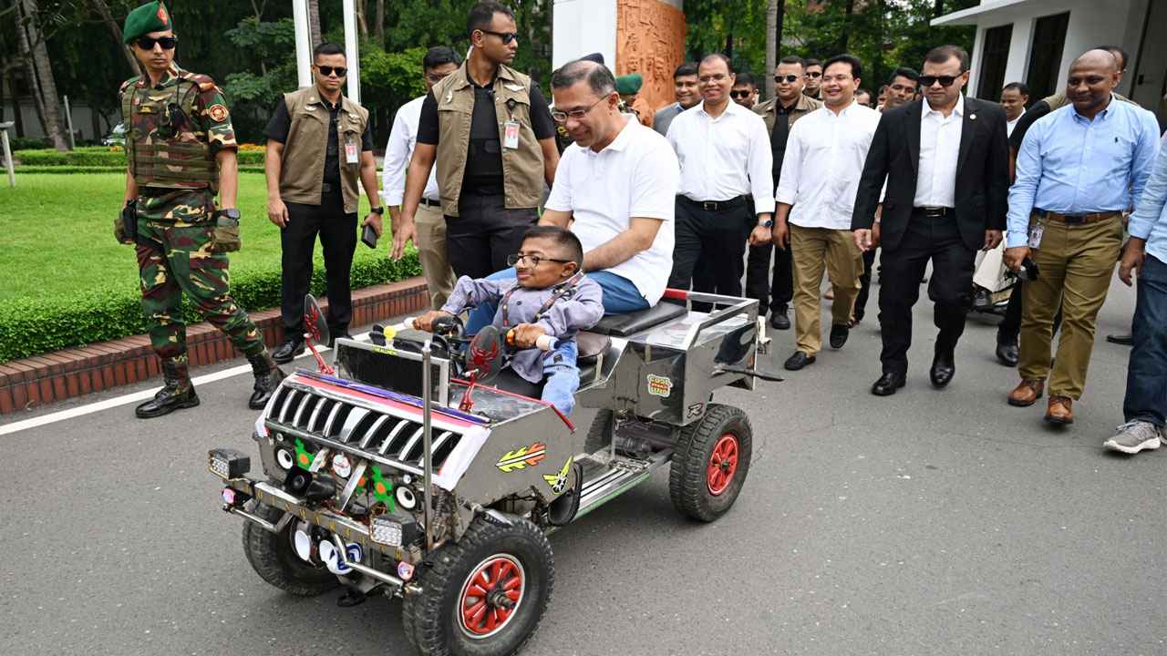কলেজছাত্র ওয়াকিমুলের স্মার্টকারে চড়ে উৎসাহ দিলেন প্রধানমন্ত্রী