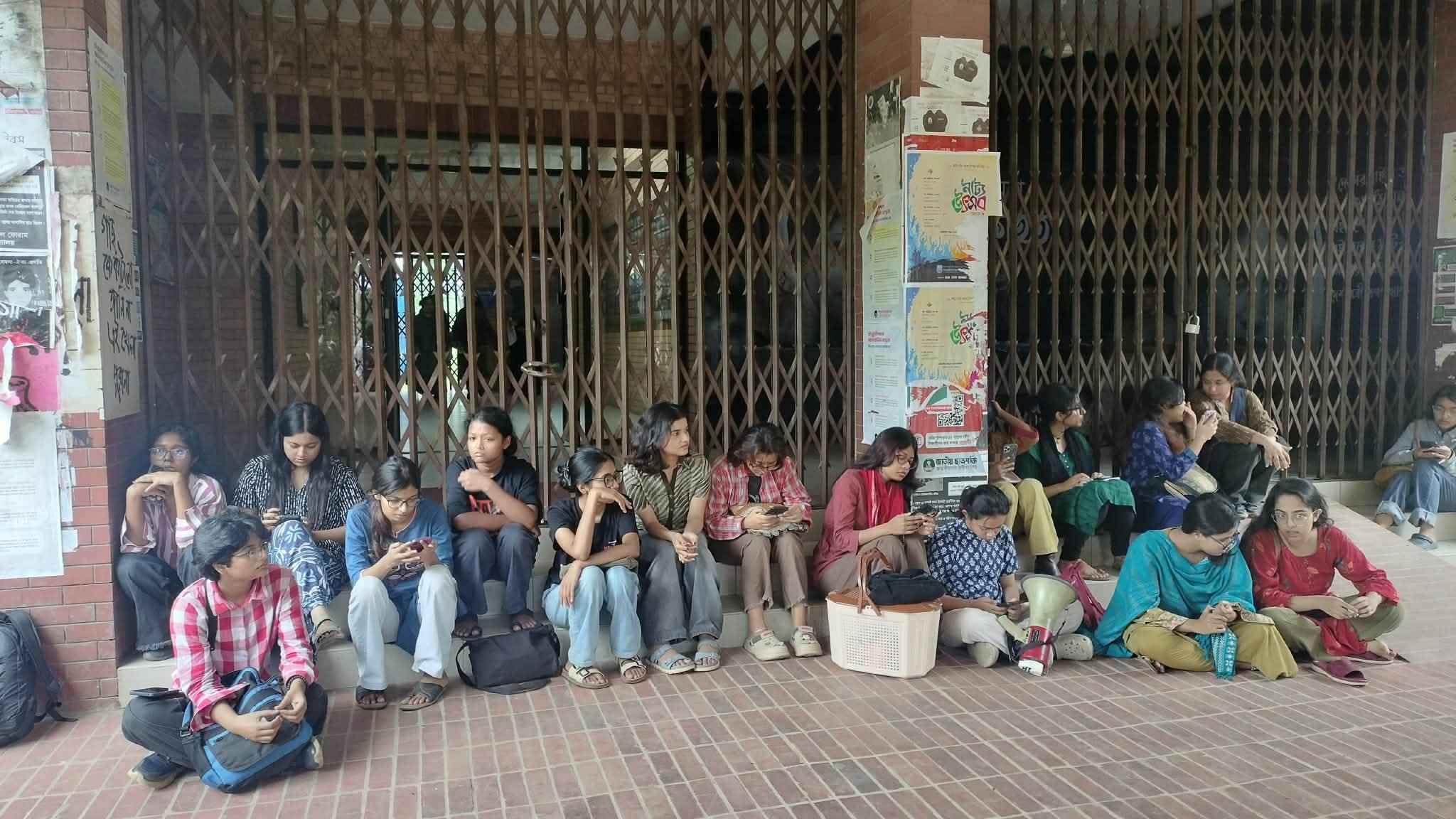 ধর্ষণচেষ্টার ঘটনায় প্রশাসনিক ভবনে তালা, জাবিতে বামপন্থীদের অবরোধ