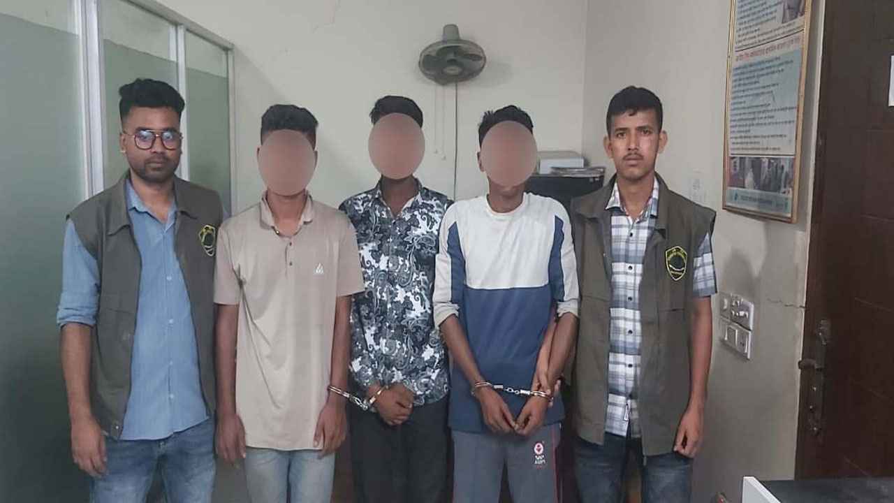 পল্টনের ফুটপাতে চাঁদাবাজি, গ্রেফতার ৩