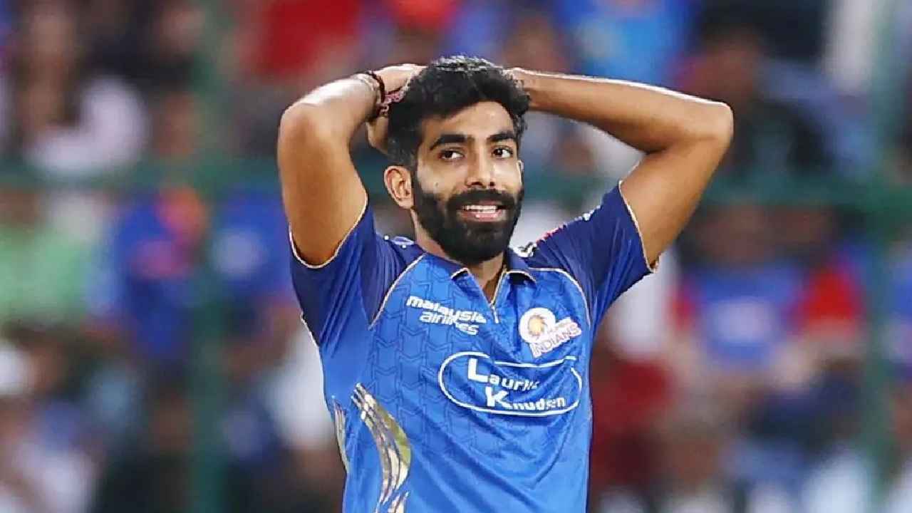 হঠাৎ কী হলো বুমরাহর?