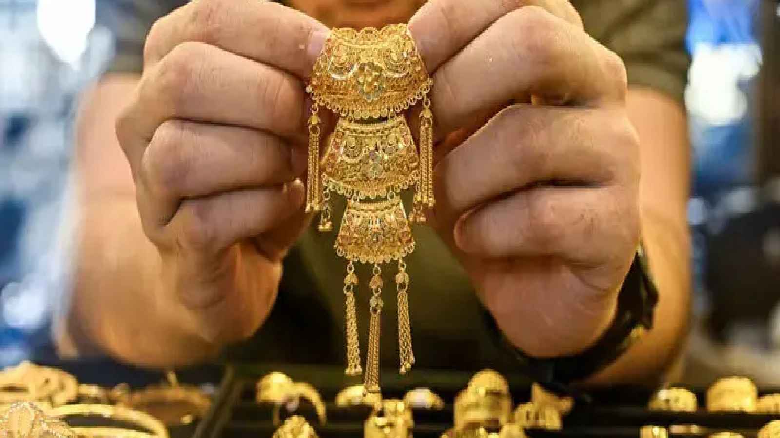 বিশ্ববাজারে স্বর্ণের দামে বড় পতন