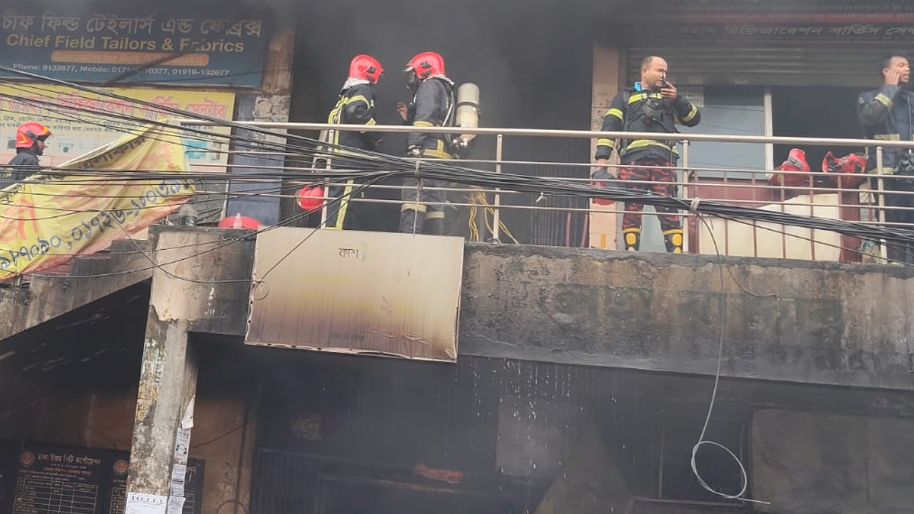 ১০ ইউনিটের চেষ্টায় বিজয় সরণির কলমিলতা বাজারের আগুন নিয়ন্ত্রণে