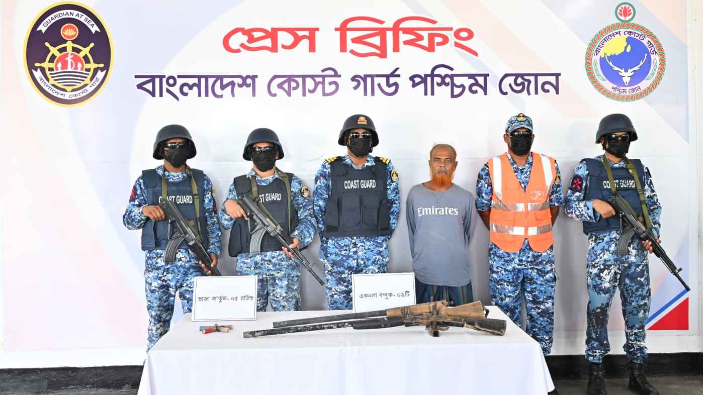 সুন্দরবনে ডাকাত ‘মেজ জাহাঙ্গীর বাহিনী’র প্রধান আটক, অস্ত্র জব্দ