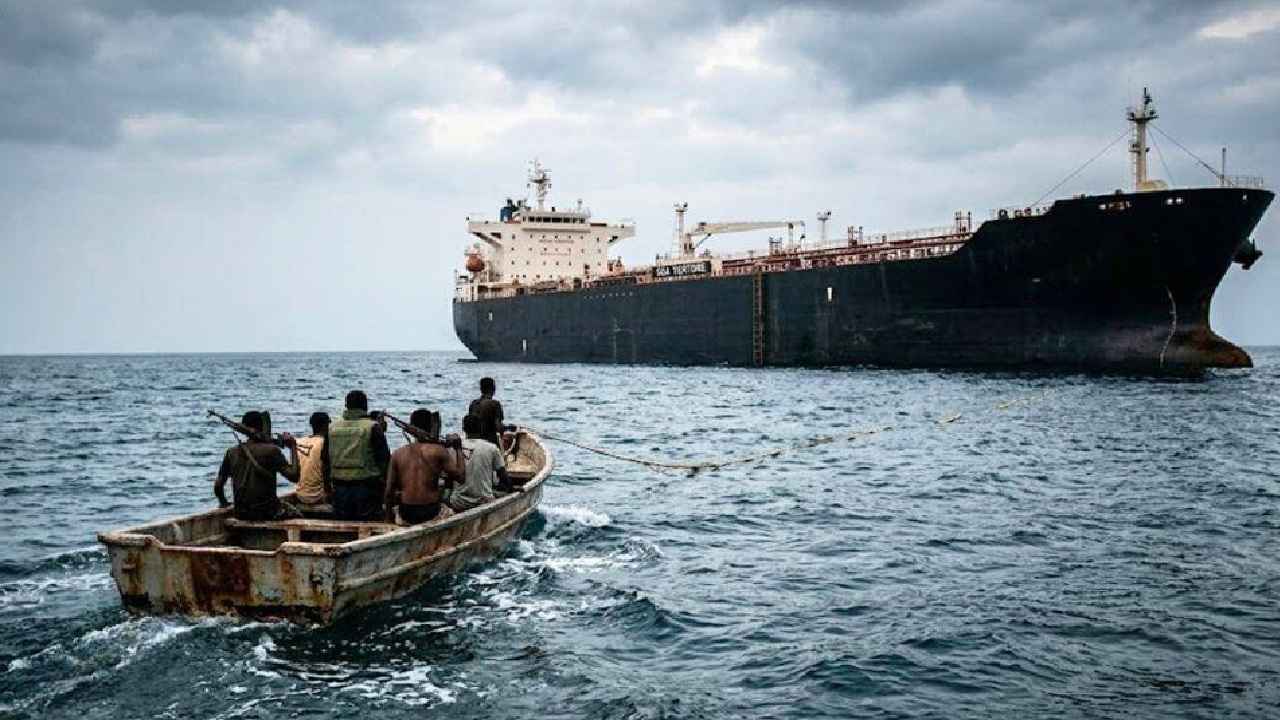 ইয়েমেন উপকূলে তেলবাহী জাহাজ ছিনতাই