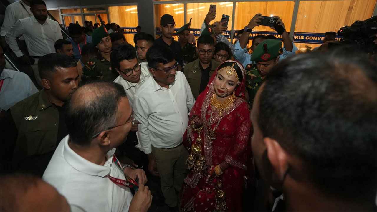 বিয়ে অনুষ্ঠানে গিয়ে সবাইকে চমকে দিলেন প্রধানমন্ত্রী, আনন্দে ভাসছেন কনে