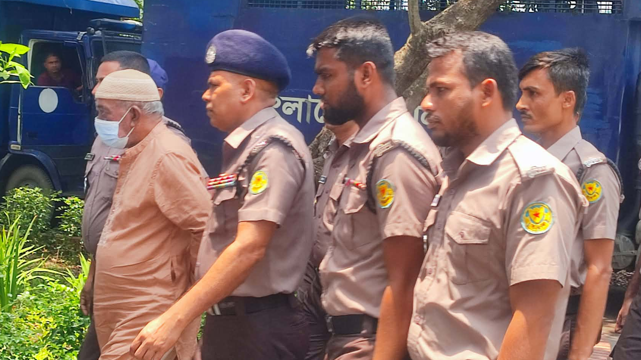 ট্রাইব্যুনালে আনা হলো রোকেয়া বিশ্ববিদ্যালয়ের সাজাপ্রাপ্ত সাবেক ভিসিকে