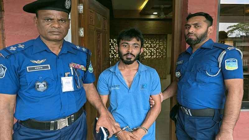 বাকৃবিতে গোপনে ছাত্রীদের ছবি তোলার অভিযোগে যুবক আটক