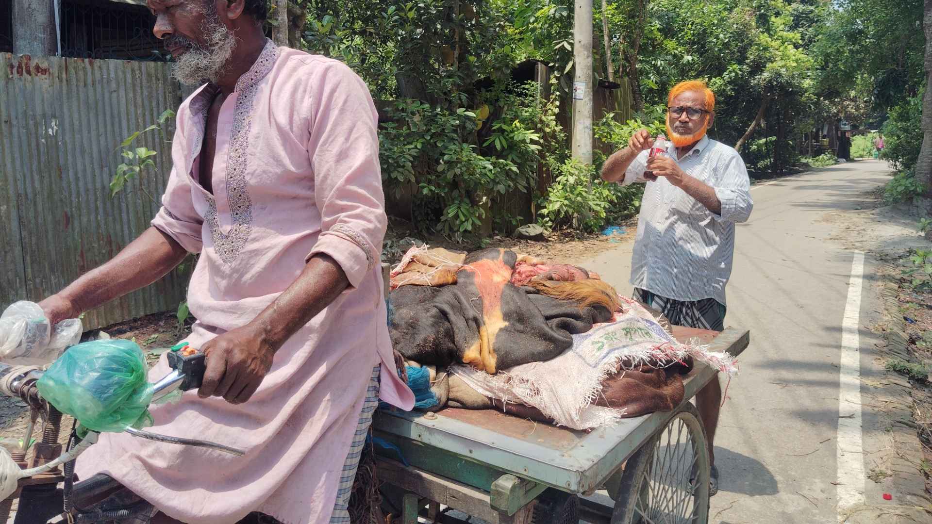 দোহারে কোরবানির পশুর চামড়ার ক্রেতা না থাকায় পানির দামে বিক্রি