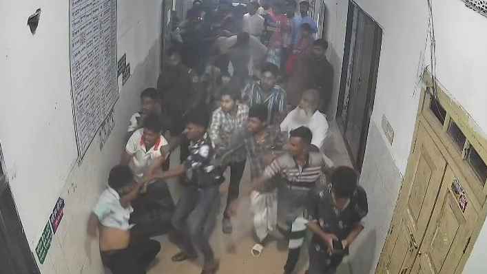 রাতের আঁধারে সদর হাসপাতালে হামলা, গুরুতর আহত চিকিৎসক