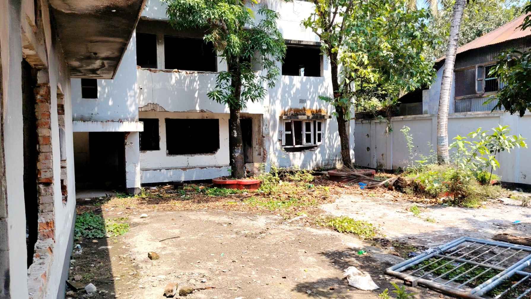 ঝালকাঠিতে আমুর বাসভবনে আবারও ভাঙচুর