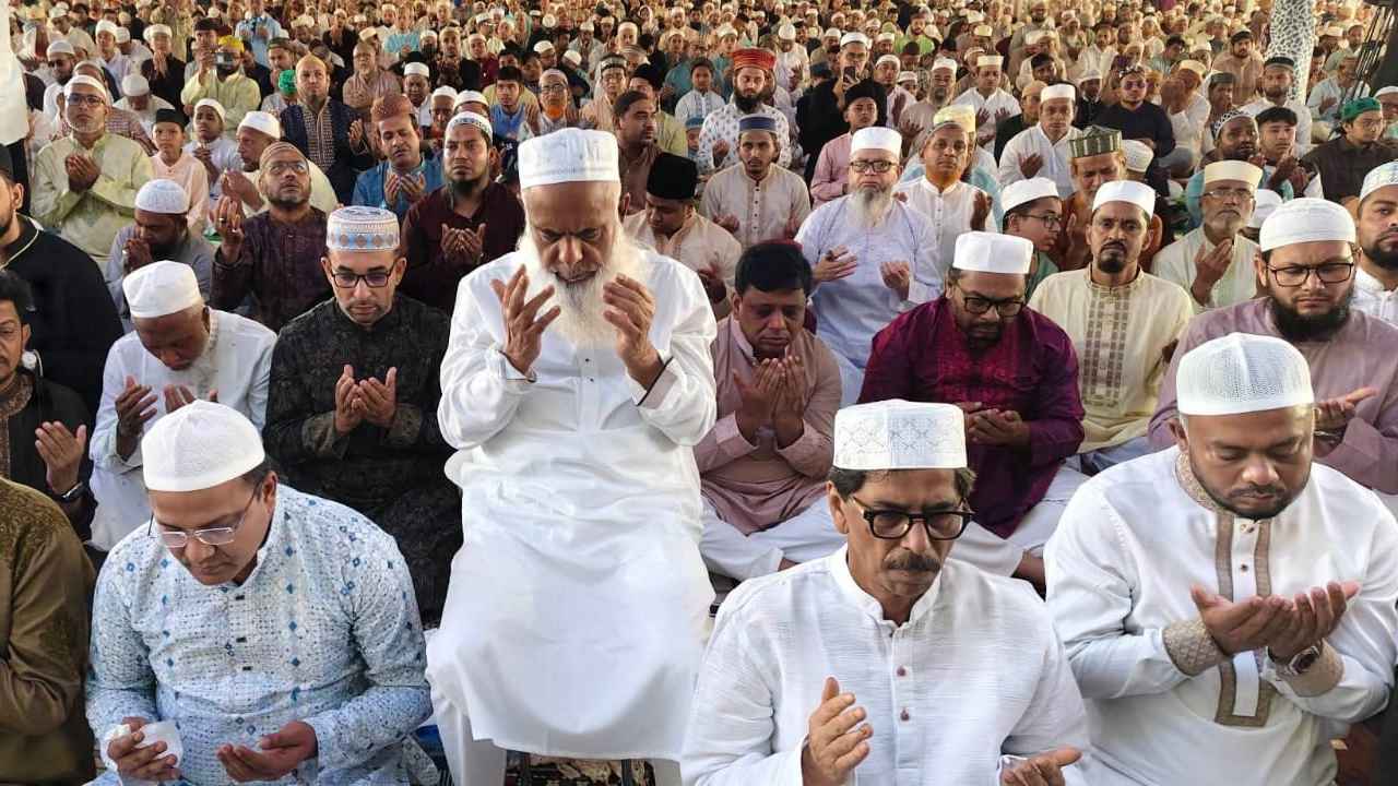 কুমিল্লা কেন্দ্রীয় ঈদগাহে মুসলিম উম্মাহর শান্তি কামনায় দোয়া