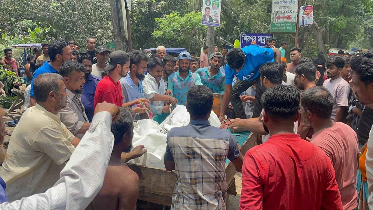 শাহরাস্তিতে বালুবাহী ট্রাকচাপায় ব্যবসায়ী নিহত