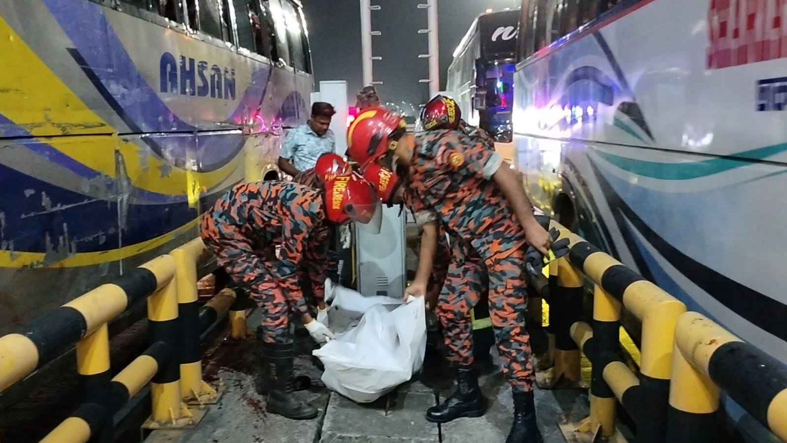 বাসের ‘ব্রেক ফেল’, যাত্রীদের বাঁচাতে নিজের জীবন দিলেন হেলপার দুলাল
