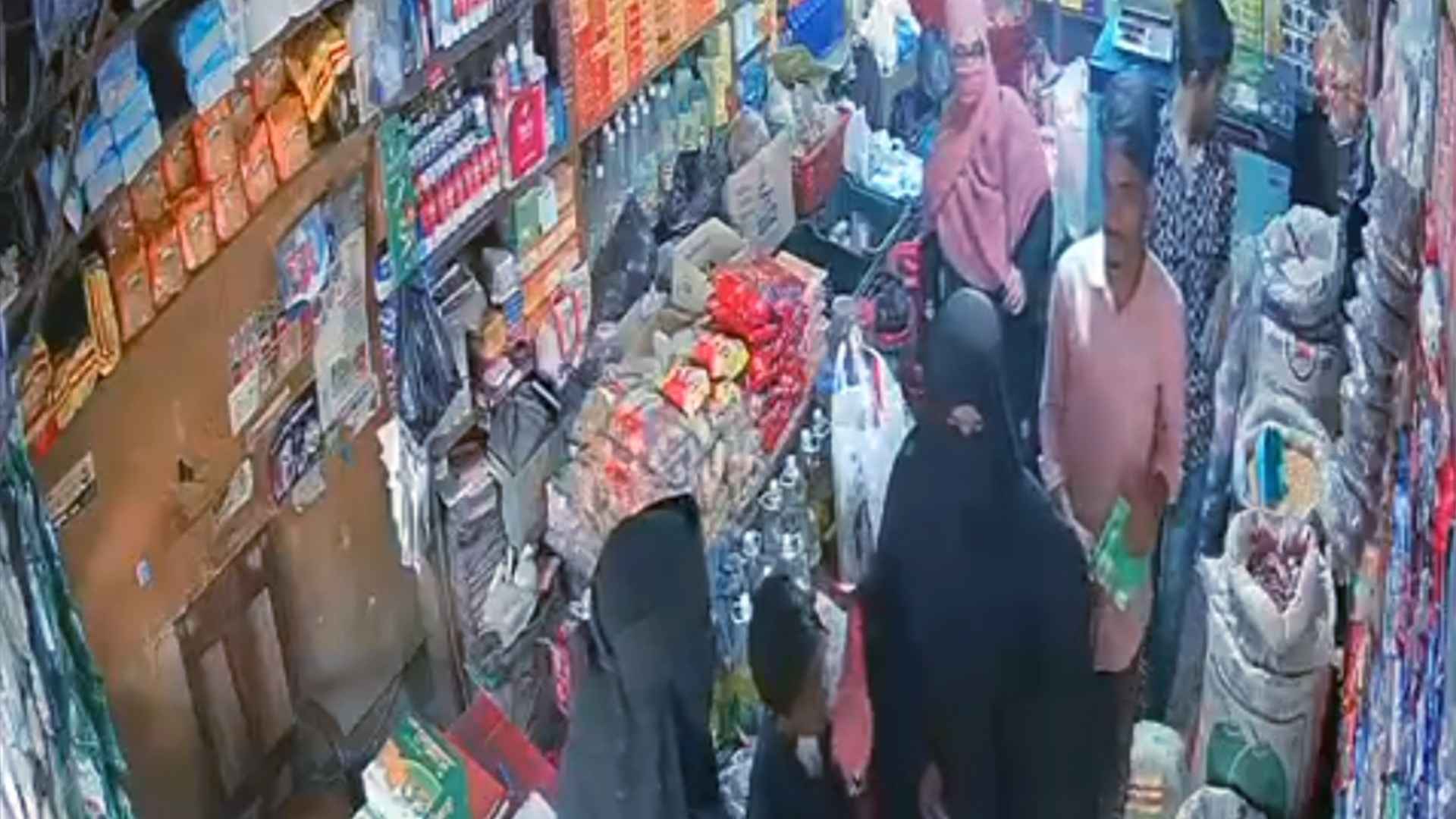 শিশুকে ঢাল বানিয়ে ৫ লাখ টাকা হাতিয়ে নিলো চোর চক্র,  ২ নারী গ্রেফতার