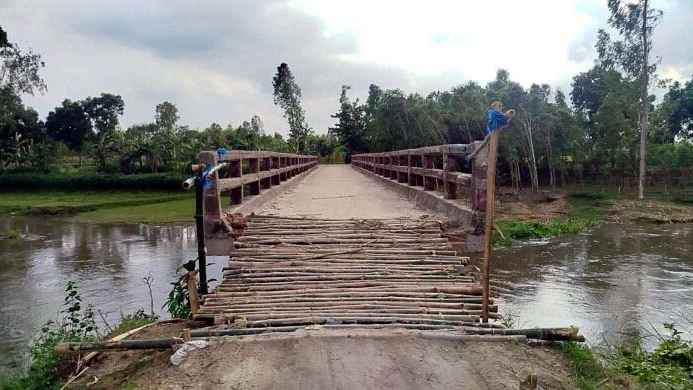 ব্রিজের সংযোগ সড়ক ধস, ঝুঁকি নিয়েই পারাপার