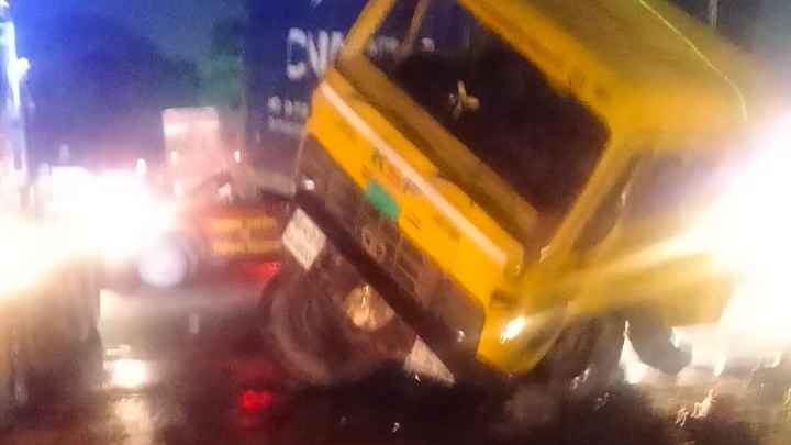 গজারিয়ায় কাভার্ড ভ্যান-লরি সংঘর্ষে হেলপার নিহত, চালক গুরুতর আহত